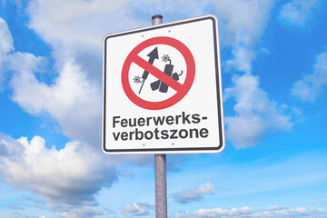 Verkehrszeichen - Verbot - Tafel - Feuerwerksverbotszone - Himmel, Wolken