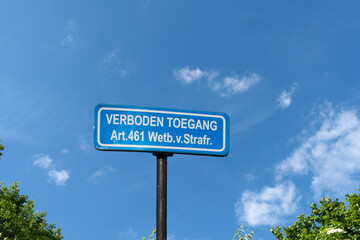 Fototapeta premium Hinweisschild, VERBODEN TOEGANG Art.461 Wetb.v.Strafr., Zugang Verboten