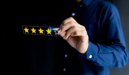  satisfaction assessment uses a star rating for business, cooperation rating, and customer questionnaire participation level, and businessmen use a digital pen to rate satisfaction with 4 stars.