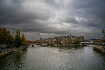 vue du fleuve la Seine qui traverse Paris en France un jour maussade d'Automne