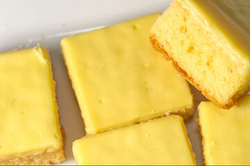 a lemon icing cake