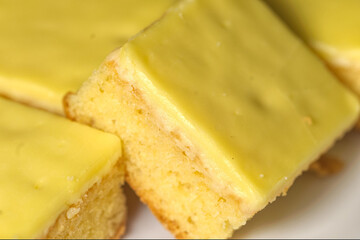 a lemon icing cake