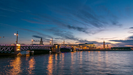 Naklejka premium Traffic on the Palace bridge after sunset day to night timelapse