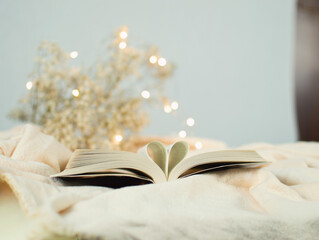 Offenes Buch mit warmen Lichtern