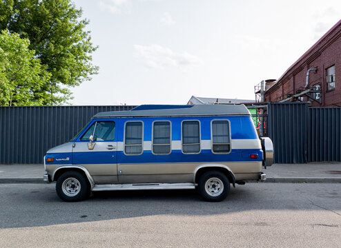GMC Vandura 2500, side view