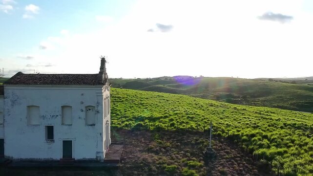 A igreja solit&aacute;ria ao lado da br 101