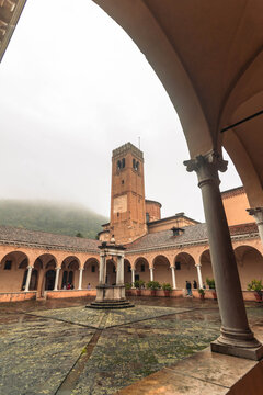Chiostro dell'abbazia benedettina di Santa Maria Assunta di Praglia in autunno 
