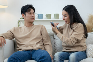 Couples have conflicts and quarrels loudly, using emotions as problems that cause family to break up.