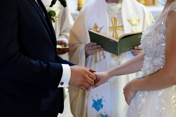 pan młody wkłada obrączkę na palec swojej żony