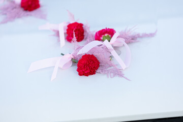 dekoracja z kwiatów na masce auta 