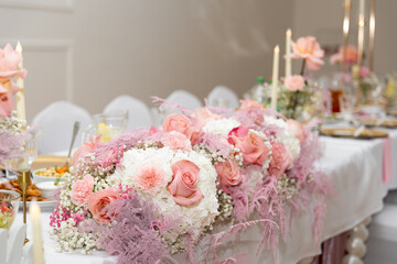 ogromny bukiet róż na stole nowożeńców