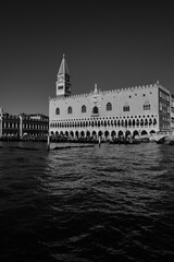 Palais des Doges et clochers v&eacute;nitiens : pierre gothique sur miroir d&rsquo;eau