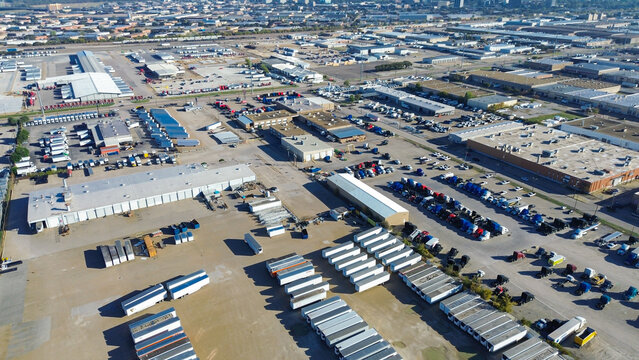 Industrial lots featuring modular structures, containers, and covered storage. These facilities support flexible warehousing, temporary staging, and scalable logistics operations in Dallas, Texas