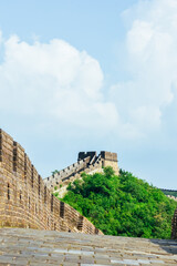 Obraz premium beautiful landscape of Mutianyu Great Wall (The Great Wall at Mutianyu) watchtower and mountains during summer in Beijing, China 
