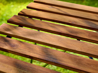 Holzgartentisch in Rasenumgebug und Gartensituation