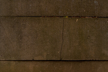 Betonowa ściana z pęknięciem – surowa tekstura powierzchni © Kacper