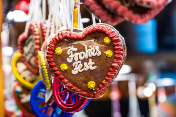 Close up of hanging gingerbread hearts with festive German greetings  “Frohes Fest” (Happy Holiday) A festive symbol of German Christmas culture and seasonal traditions.
