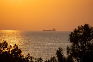 Fototapeta premium The sea, the dawn and the ship