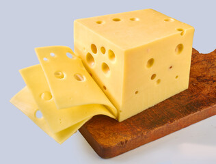 Maasdamer am Stueck geschnitten, Käse, Scheiben, isoliert,  Käseblock, Käsestück, 