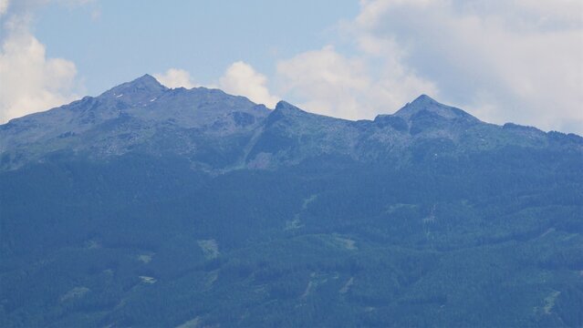 Panorama d'un paysage de montagne dans la brume, dans les Alpes (Innsbruck, Autriche, Europe)