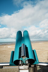Jumelles turquoises sur la digue Koksijde à la côte Belge, Coxyde à la mer du nord en Belgique