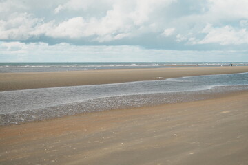 Plage de Koksijde à la côte Belge, Coxyde à la mer du nord en Belgique