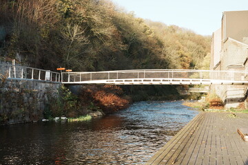 Passerelle sur la Vesdre et ponton en bois à Verviers, Province de Liège en Belgique, Europe