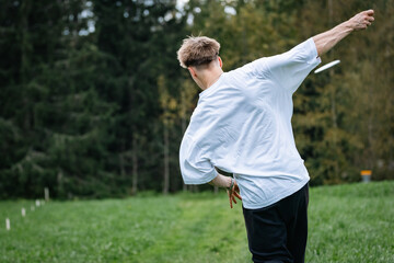discgolf player throwing a disc