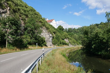 Straße nach Haigerloch im Tal mit Fels und Fluss Eyach