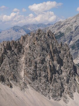Cimes rocailleuses d'un paysage alpin en Autriche