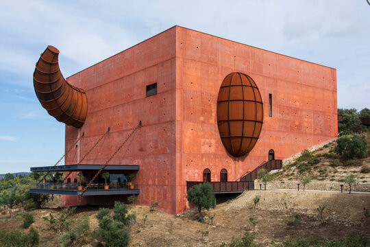 1/11/2025 Ronda, M&aacute;laga, Espa&ntilde;a. Fachada de una almazara dise&ntilde;ada por el arquitecto Phillippe Starck en Ronda, M&aacute;laga