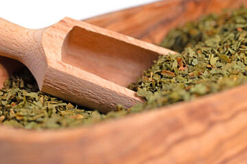 Getrockneter, gerebelter Bärlauch in einer Holzschale