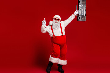 Santa dances with a boombox in a red studio for festive energy and holiday fun © deagreez