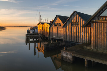 Bootsh&auml;user im alten Hafen von Ahrenshoop-Althagen