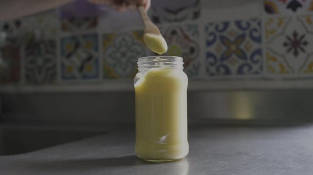 Probando postre de lim&oacute;n casero en frasco sin az&uacute;car