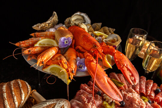 Plateau de fruits de mer (homard, langoustines, crevettes, bulots et hu&icirc;tres) avec coupe de champagne, service traiteur pour repas de No&euml;l
