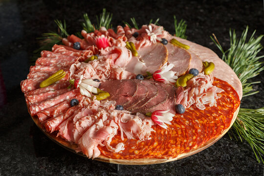 Assiette de charcuterie vari&eacute;e, service de traiteur, repas de f&ecirc;tes. 