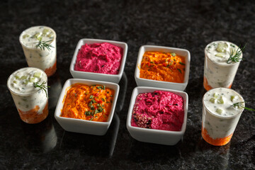 Assortiment de verrines et mises en bouche pour les fêtes, service traiteur