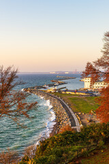 Promenade und Mole im Herbst in der Stadt Sassnitz auf der Insel Rügen