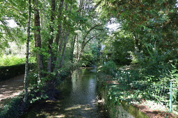 Obraz premium La rivière l'Argentor, village de Nanteuil en Vallée, département de la Charente, France