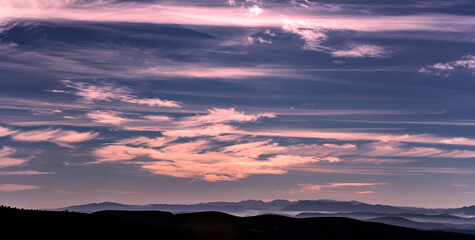 fotos panorámicas, paisajes de montaña con un cielo rojizo intenso y nubes blancas