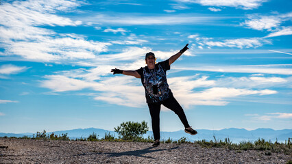 fotos panorámicas, paisajes de montaña con un cielo azul intenso y nubes blancas, con una mujer...
