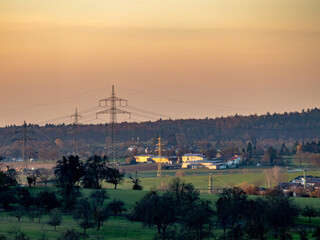 Strommasten in Herbstlandschaft
