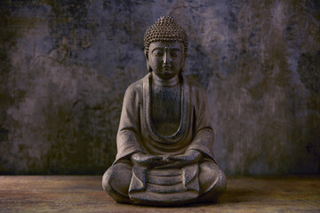 Obraz premium Meditating Buddha Statue on dark background. Soft focus. Close up. Copy space 