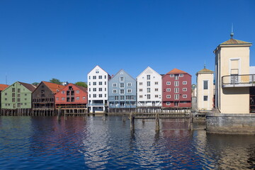 Naklejka premium Trondheim - Wohnviertel an der Nidelva