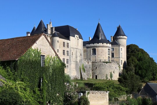 Ch&acirc;teau m&eacute;di&eacute;val, vue de l'ext&eacute;rieur, village de Verteuil sur Charente, d&eacute;partement de la Charente, France