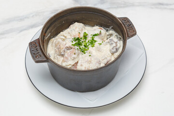 Blanquette de veau dans un plat en fonte, plat traditionnel français
