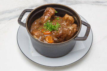 Bœuf au cidre, spécialité normande dans un plat en fonte, spécialité régionale française