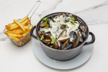 Moules à la crème, plat normand traditionnel de Normandie, France. Servies avec des frites. 