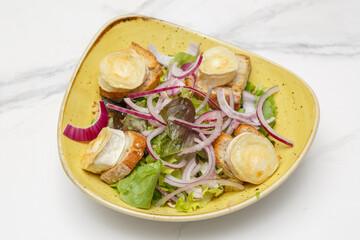 Salade de chèvre chaud sur lit de verdure, plat français traditionnel